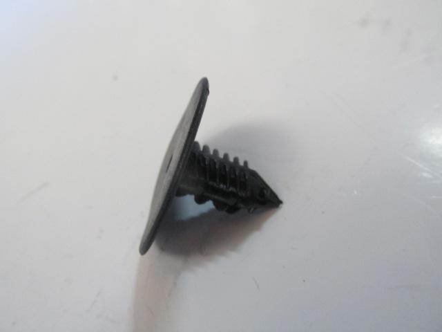 UNIVERSAL UNIVERSAL-; ÇAMURLUK DAVLUMBAZ KLİPSİ (RENAULT/DACIA)